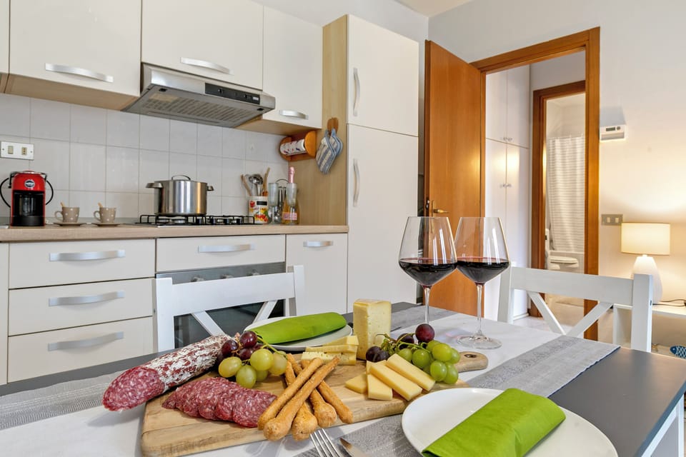 Family Apartment, Multiple Bedrooms (Petalo Bianco 100m from lake) | Dining
