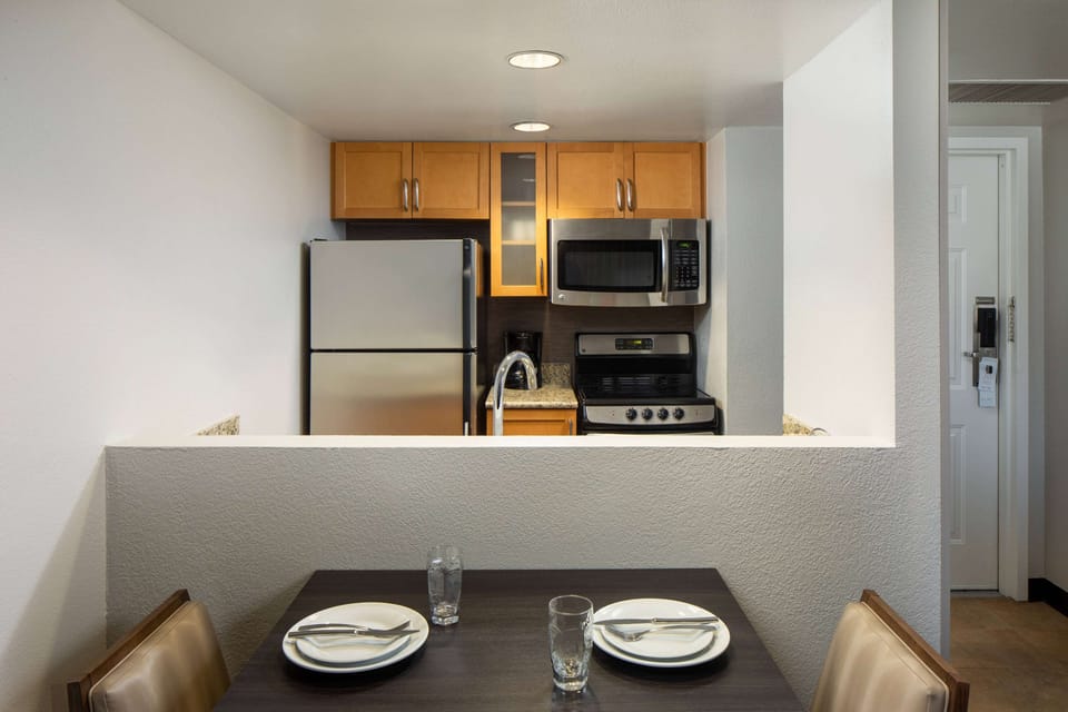 Full-size fridge, microwave, stovetop, dishwasher
