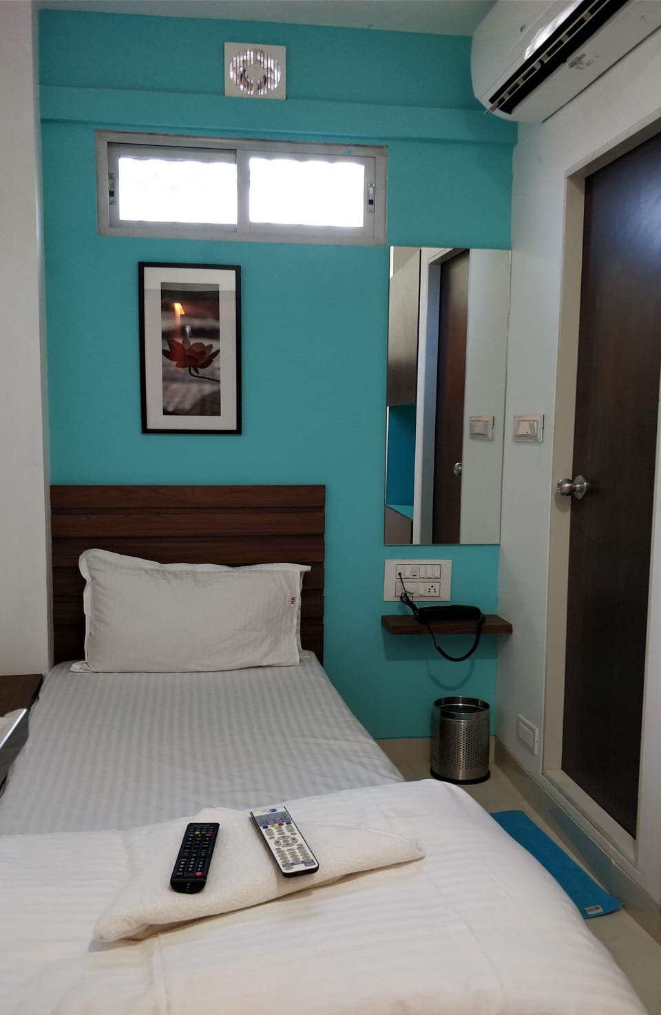 In-room safe, desk, free WiFi