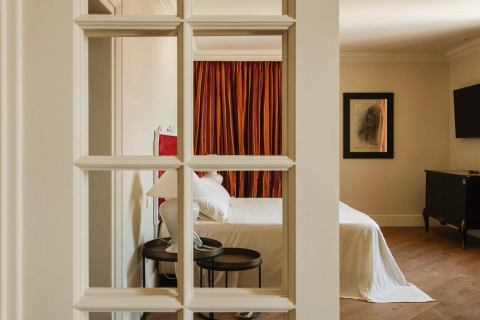 Suite | Minibar, in-room safe, desk, blackout drapes