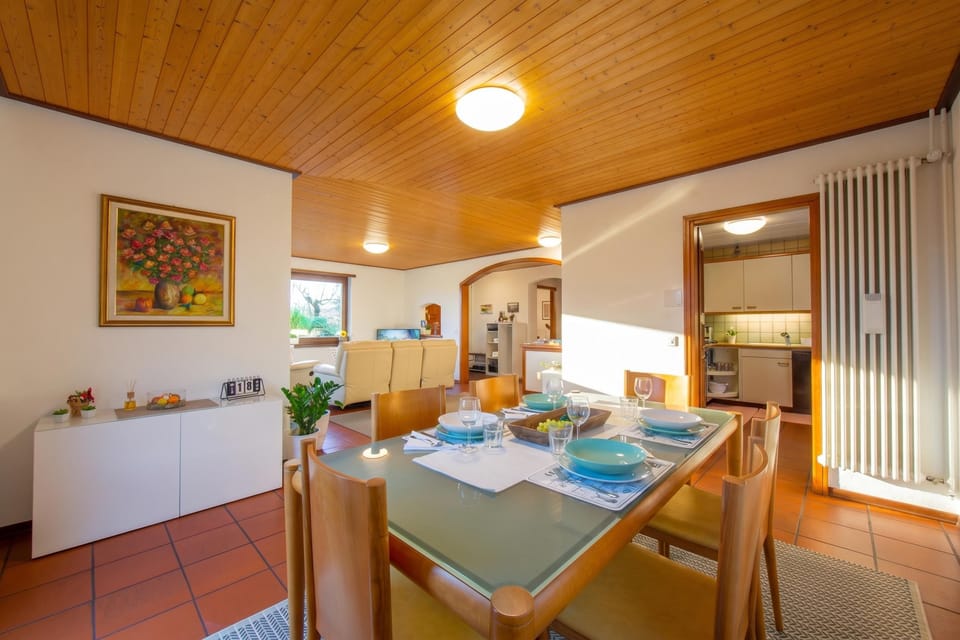 Family Apartment, 2 Bedrooms, 2 Bathrooms, Mountainside (Chiara's Home) | Dining