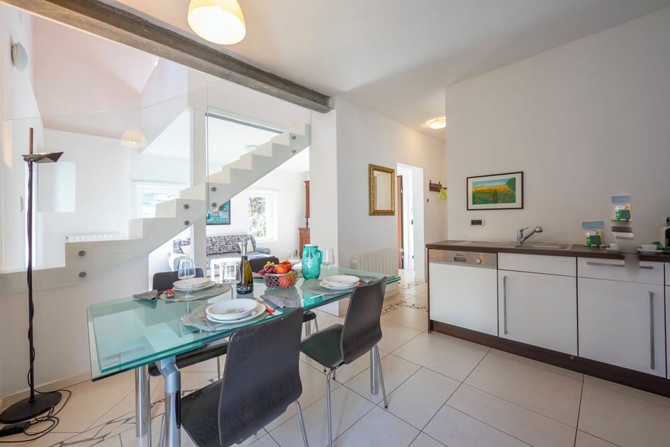 Family Apartment, 2 Bedrooms, 2 Bathrooms (Franklin House) | Private kitchen | Microwave, oven, stovetop, dishwasher