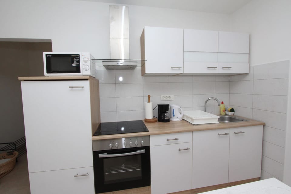 Apartment, 1 Bedroom | Private kitchen | Fridge, microwave, oven, stovetop