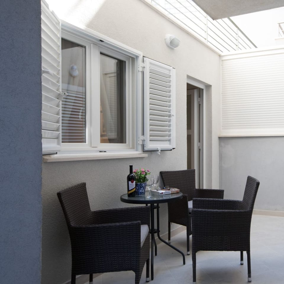 Standard Apartment, 1 Bedroom, Terrace | 1 bedroom, iron/ironing board, WiFi (free), bed sheets
