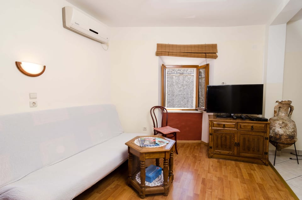 Studio, 1 Double Bed, City View | Living room | TV