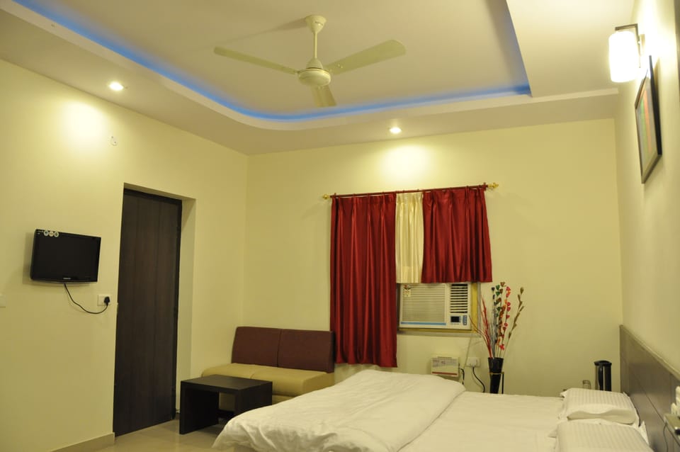 Royal Deluxe Room | Down comforters, individually decorated, individually furnished, desk