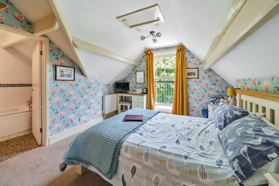 Double Room | Individually decorated, individually furnished, desk, iron/ironing board