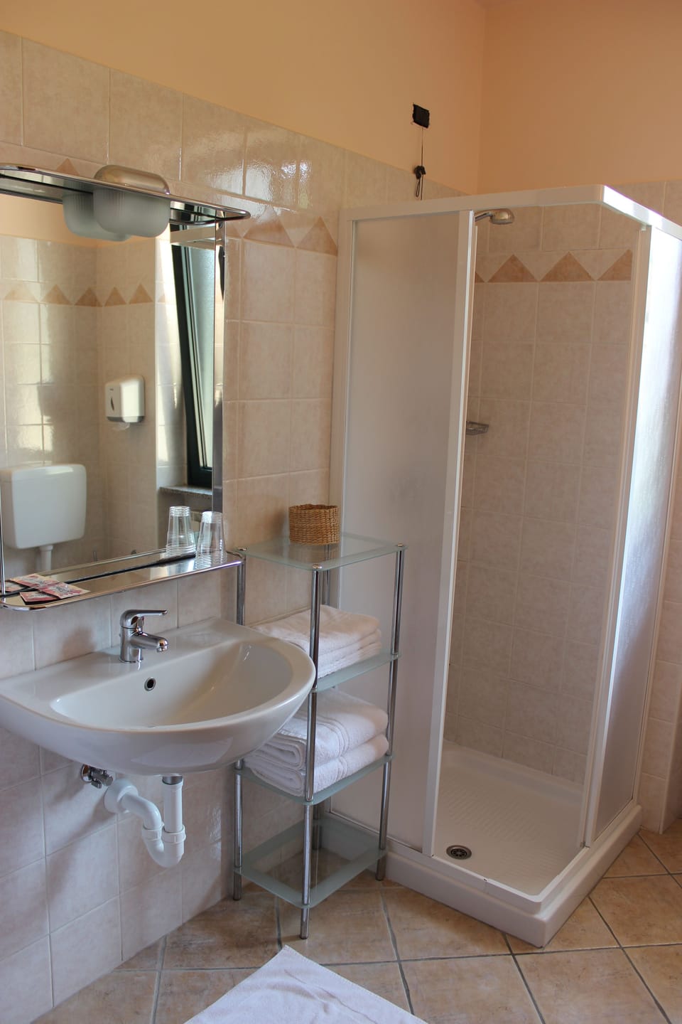 Shower, free toiletries, hair dryer, bidet