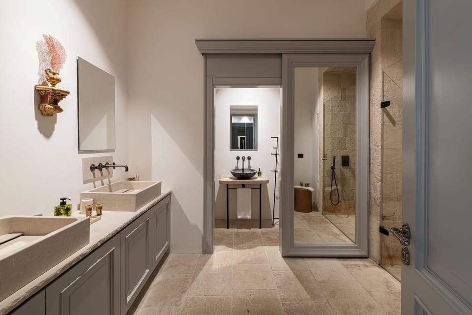Exclusive Suite, Pool View | Bathroom sink