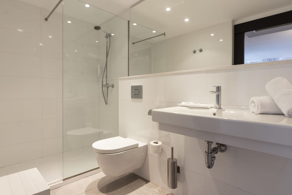 Double Room, Balcony (2 adults) | Bathroom | Shower, towels