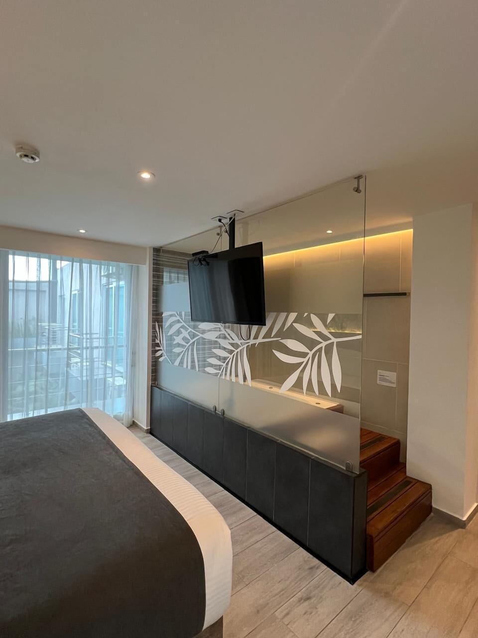 Deluxe Room | Living area | 32-inch LCD TV with cable channels, TV, video-game console