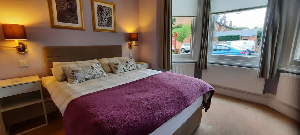 Deluxe Double Room, Ensuite | Premium bedding, desk, iron/ironing board, free WiFi