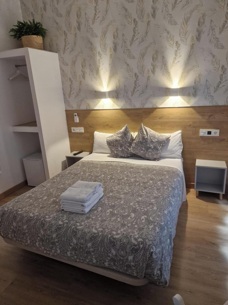 Economy Double Room, Private Bathroom | Bathroom | Free toiletries, hair dryer, towels