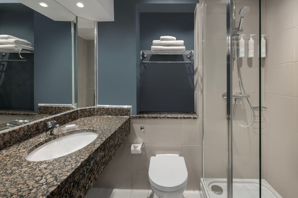 Deep soaking tub, free toiletries, hair dryer, towels