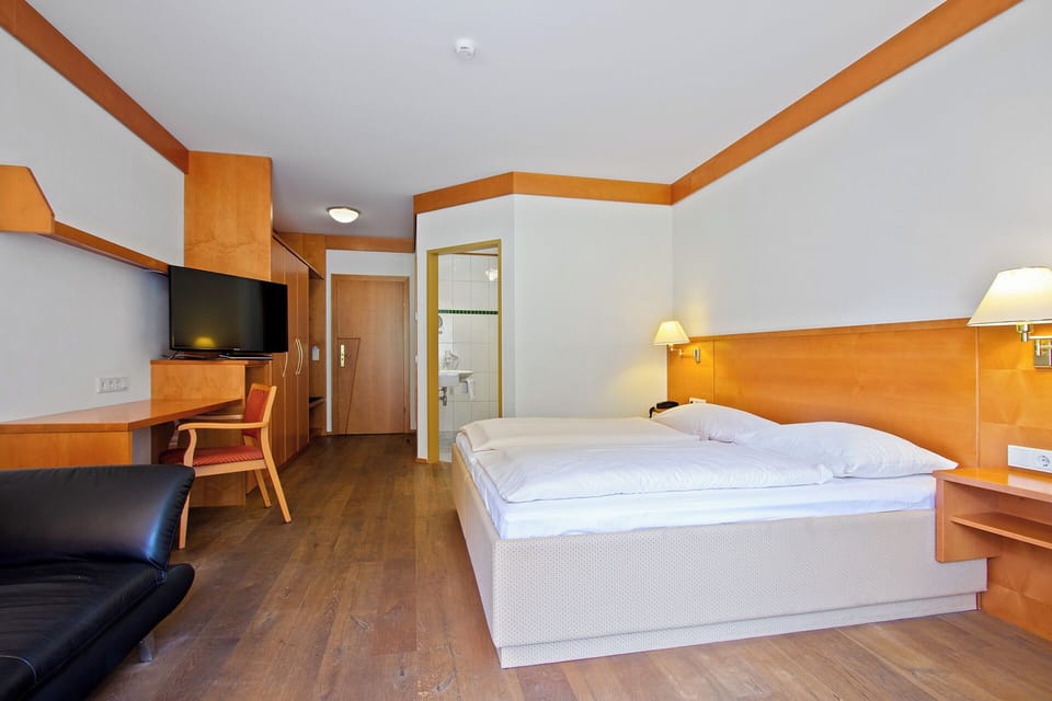 Hypo-allergenic bedding, minibar, in-room safe, desk