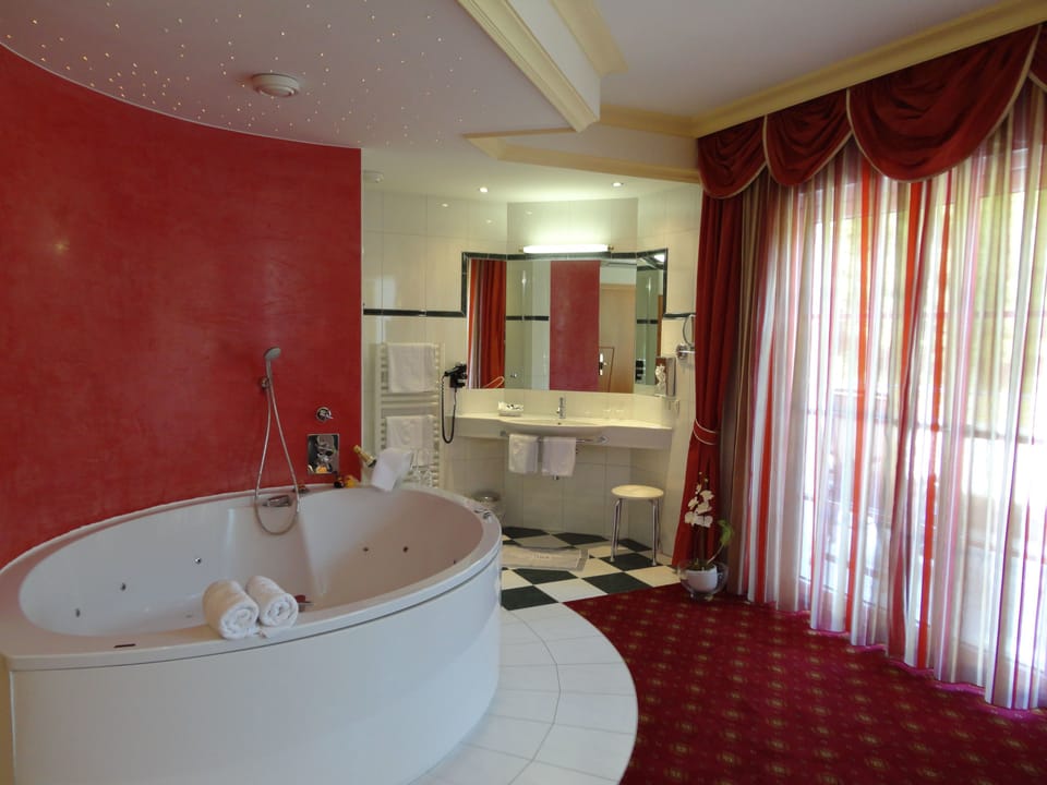 Honeymoon Suite, Fireplace | Deep soaking bathtub