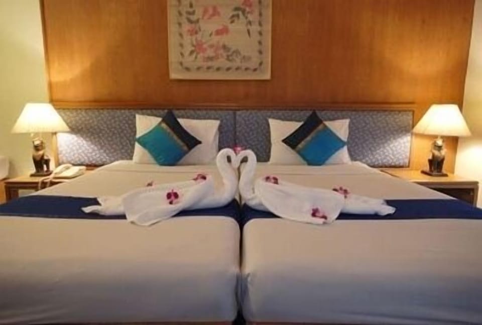 Deluxe Room | Minibar, in-room safe, blackout drapes, rollaway beds