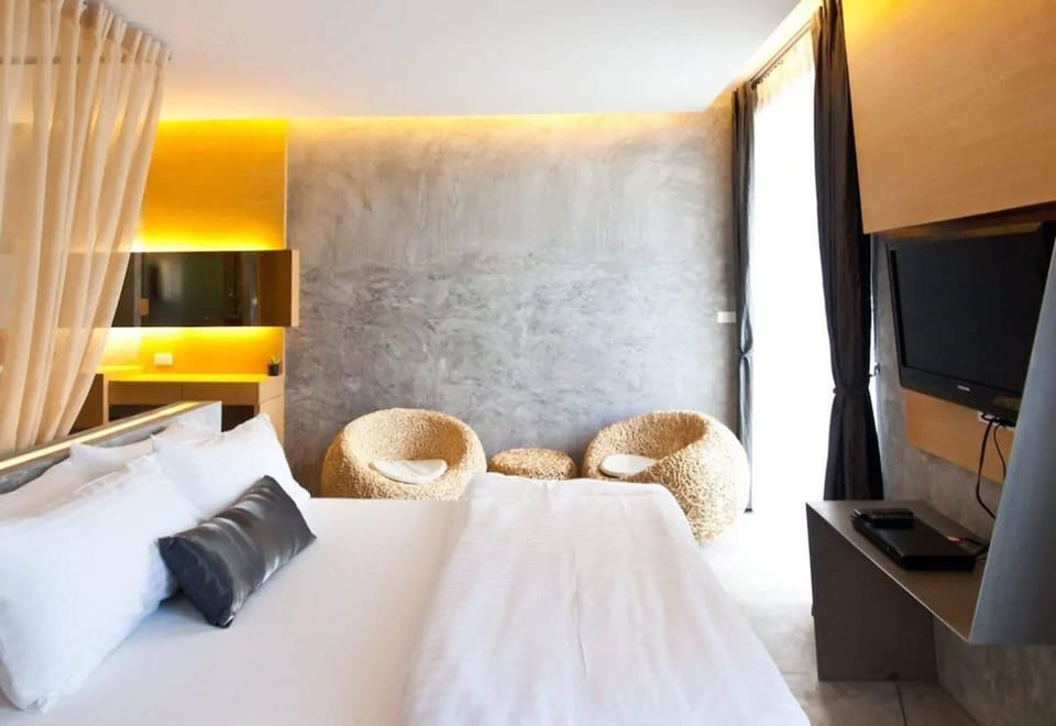 Deluxe - Meal package | Free minibar, in-room safe, desk, rollaway beds