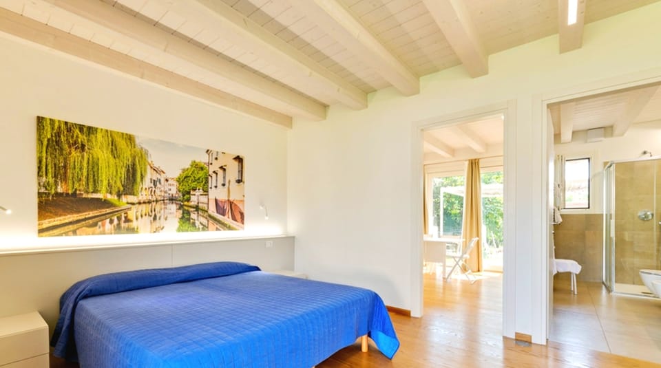 Classic Triple Room, Private Bathroom | Minibar, free WiFi, bed sheets