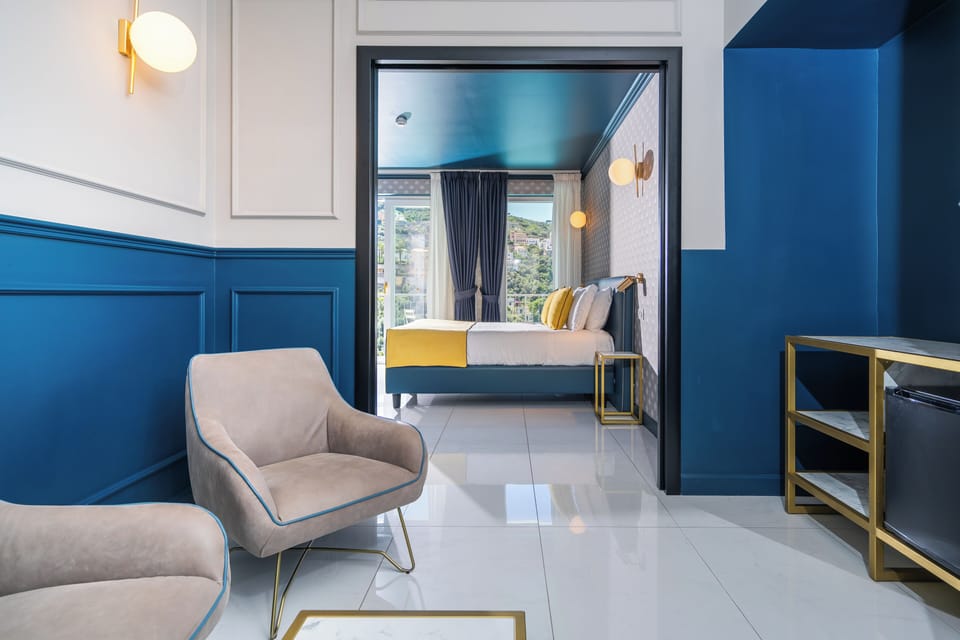 Junior Studio Suite, Sea View | Hypo-allergenic bedding, in-room safe, desk, blackout drapes