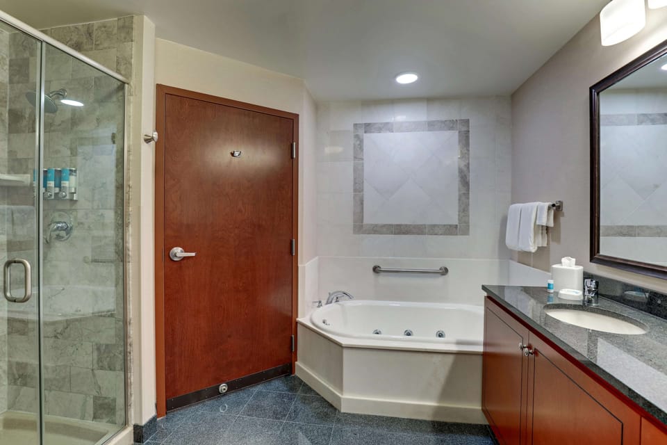 Combined shower/tub, free toiletries, hair dryer, towels