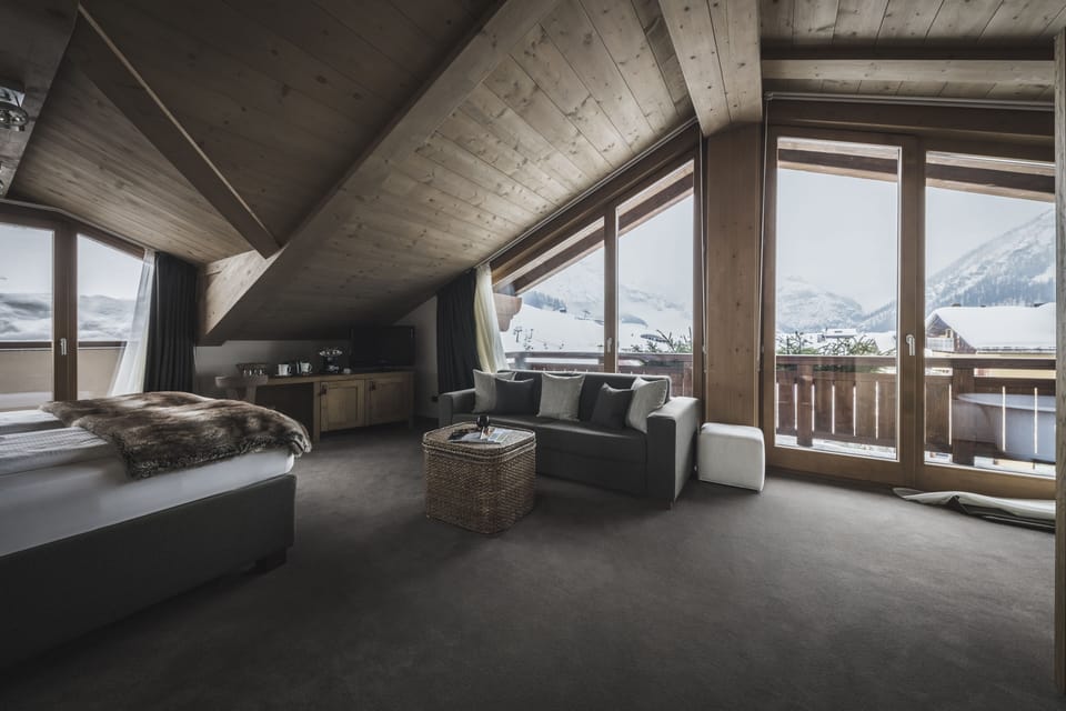 Exclusive Suite | Hypo-allergenic bedding available, down comforters, minibar