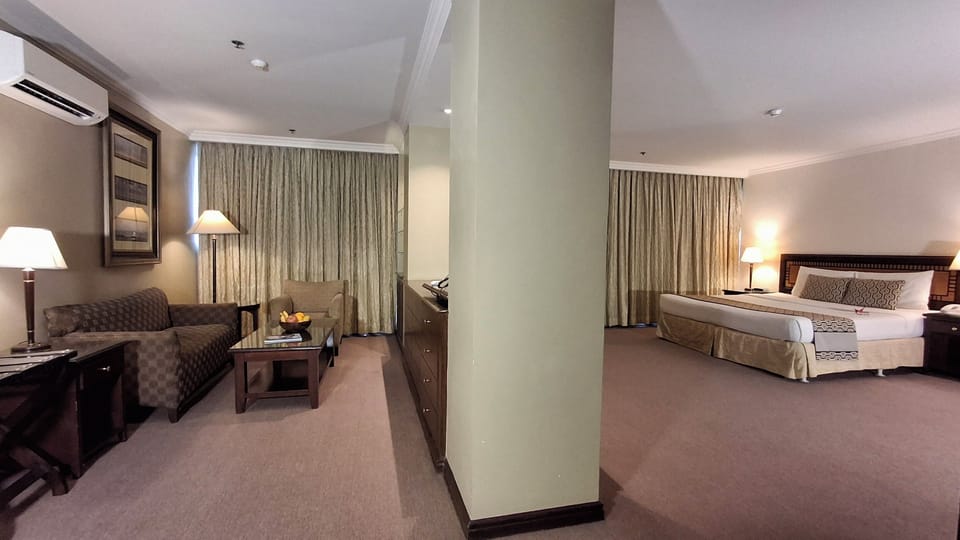 Deluxe Room, 1 King Bed (Multi Use) | Minibar, in-room safe, individually decorated, individually furnished