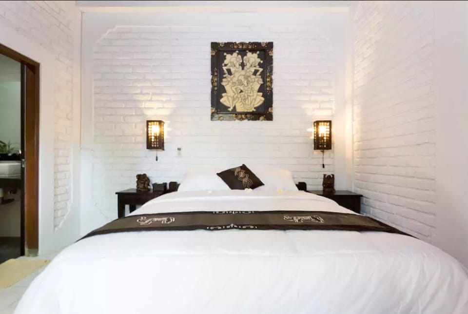 Egyptian cotton sheets, pillowtop beds, individually decorated, desk