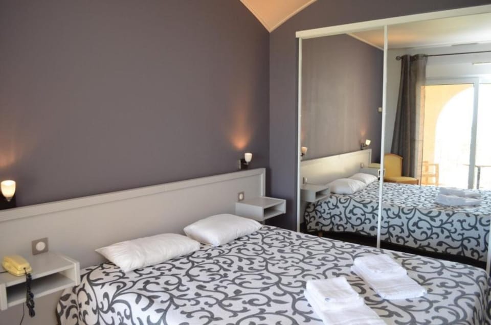 Hypo-allergenic bedding available, in-room safe, desk, blackout drapes
