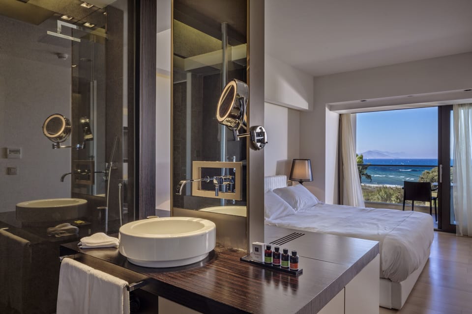 Double Suite, Direct Sea View | Bathroom | Free toiletries, hair dryer, bathrobes, slippers