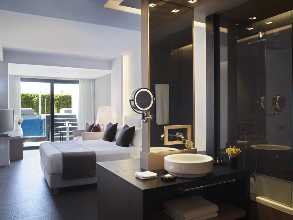 Pool Experience Suite | Premium bedding, minibar, in-room safe, desk
