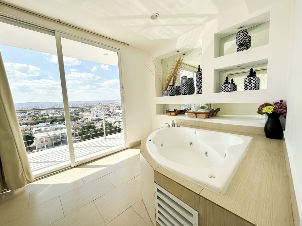 Presidential Studio Suite | Bathroom | Shower, designer toiletries, hair dryer, towels