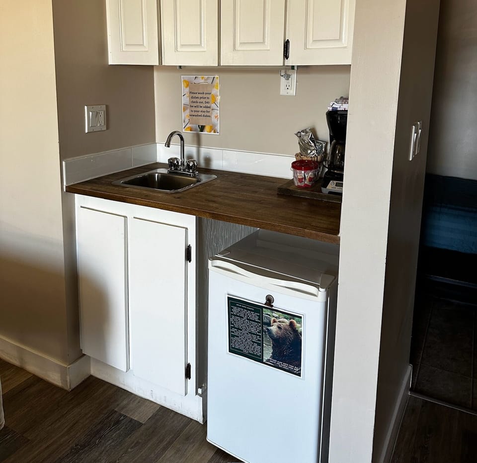 Family Room | Desk, iron/ironing board, free WiFi, bed sheets