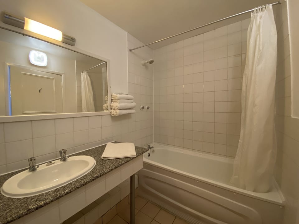 Superior Twin Room | Bathroom | Free toiletries, hair dryer, towels, soap