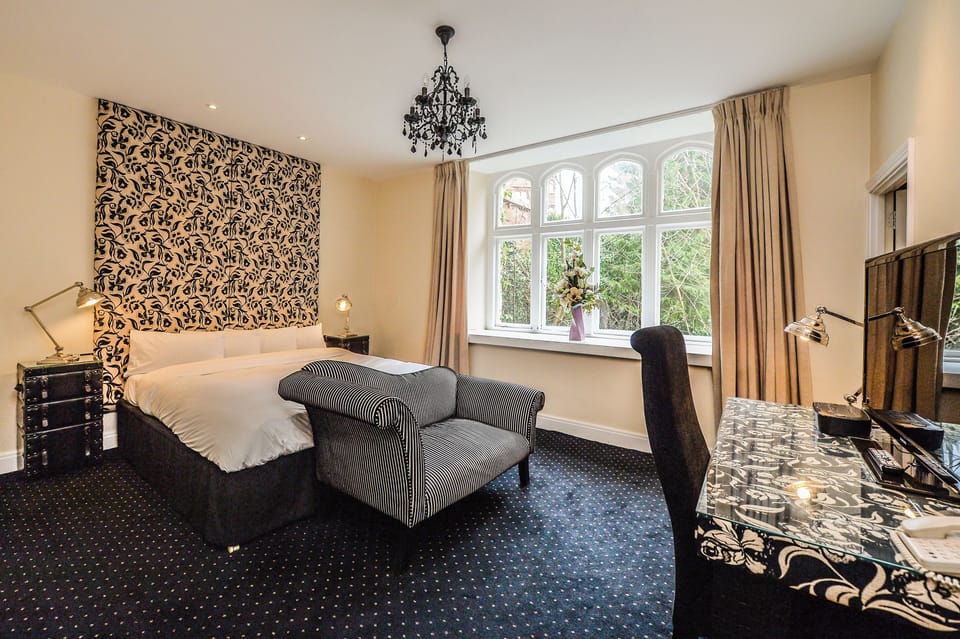 Standard Room, 1 Double Bed | Premium bedding, in-room safe, desk, iron/ironing board