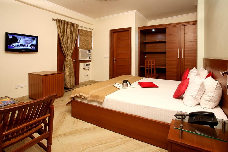 Deluxe Room, 1 Double Bed | 1 bedroom, minibar, in-room safe, desk