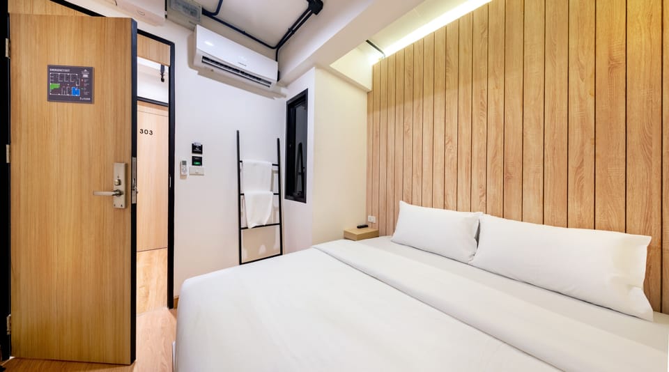 King Bed - Shared Bathroom | Free WiFi, bed sheets