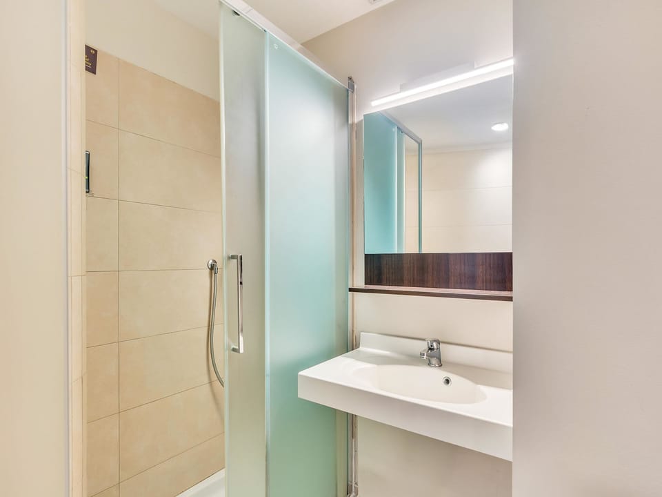 Superior Double Room, Non Smoking | Bathroom | Shower, hair dryer, bidet, towels