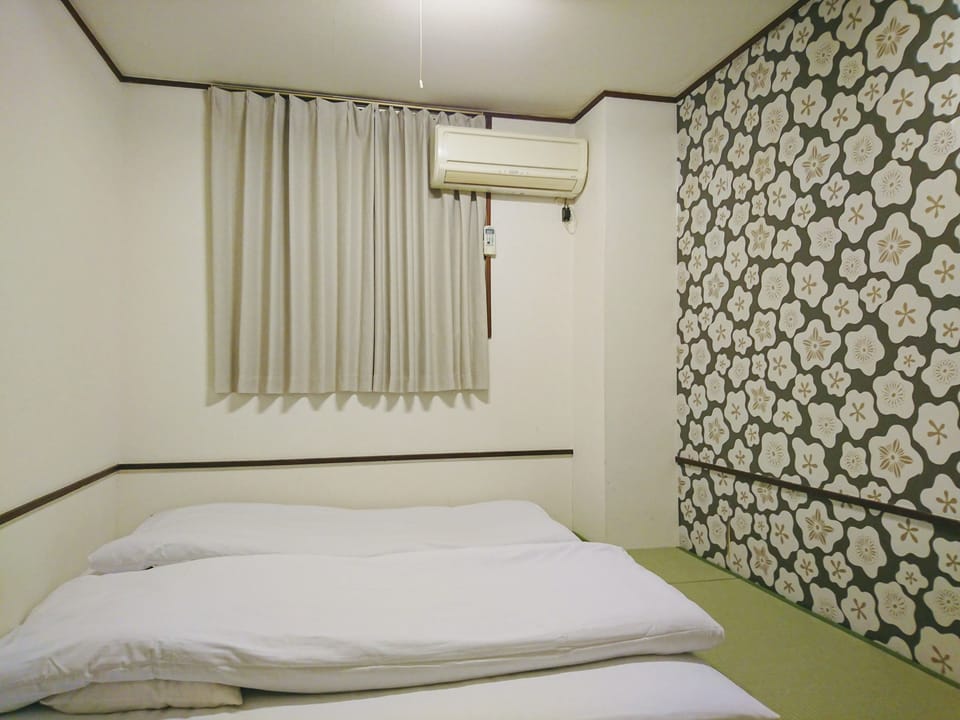 Twin Room with A/C and Heater | Blackout drapes, bed sheets