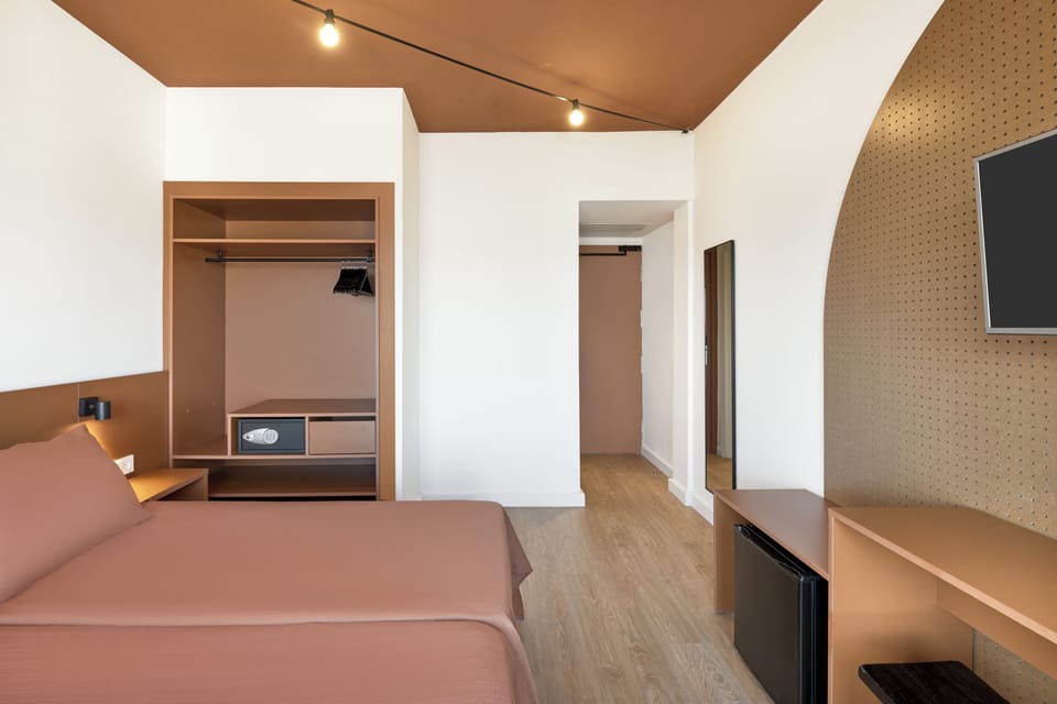 Standard Double Room, Balcony (Bed & Unlimited Brunch) | Hypo-allergenic bedding, in-room safe, laptop workspace, blackout drapes