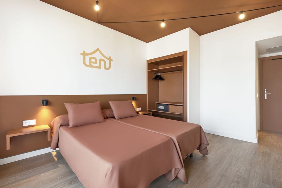 Hypo-allergenic bedding, in-room safe, laptop workspace, blackout drapes