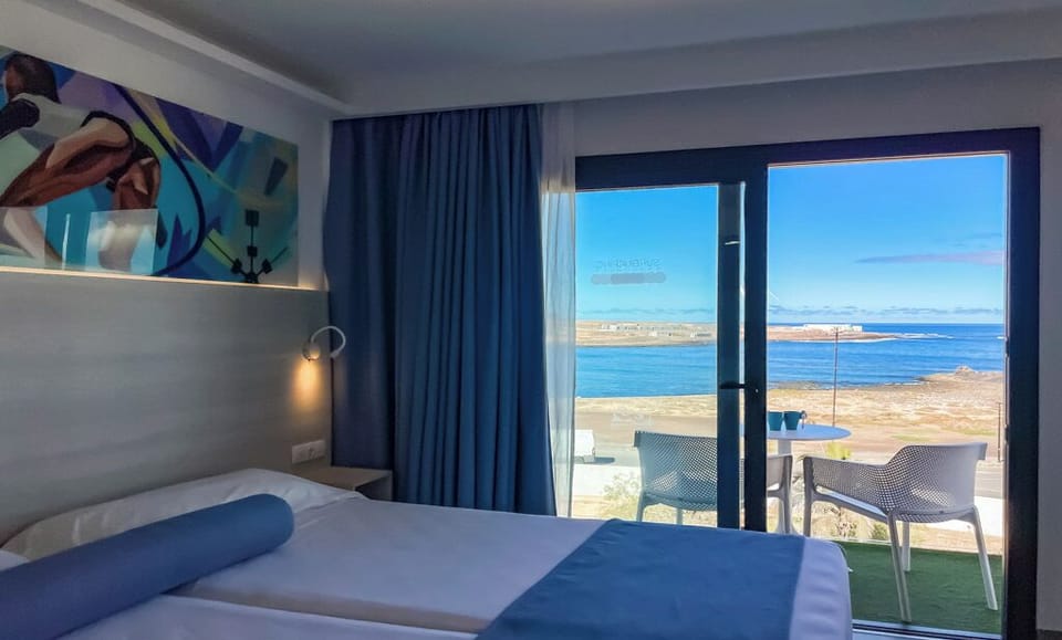 Surfing Dreams, Sea View | In-room safe, blackout drapes, free WiFi, bed sheets