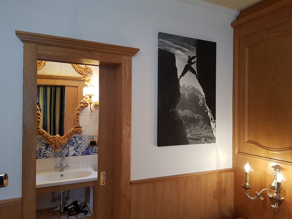 Classic Double Room | Bathroom | Shower, rainfall showerhead, free toiletries, hair dryer