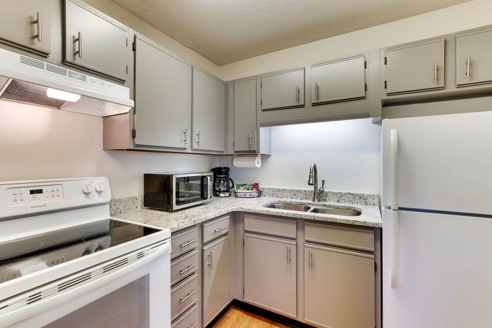 Studio Suite, 1 King Bed | Private kitchen | Full-size fridge, microwave, oven, stovetop
