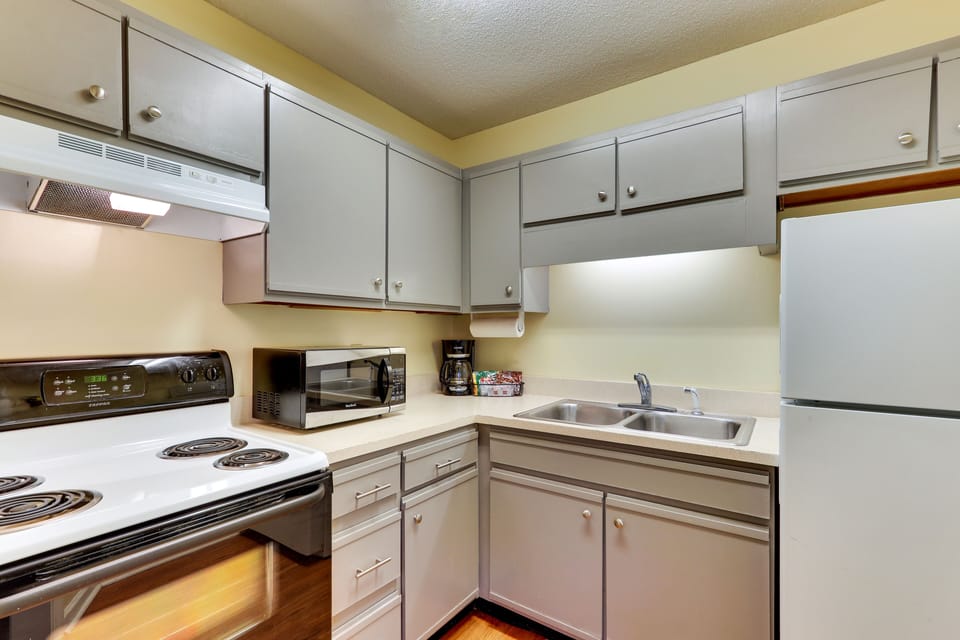 Studio Suite, 2 Double Beds | Private kitchen | Full-size fridge, microwave, oven, stovetop