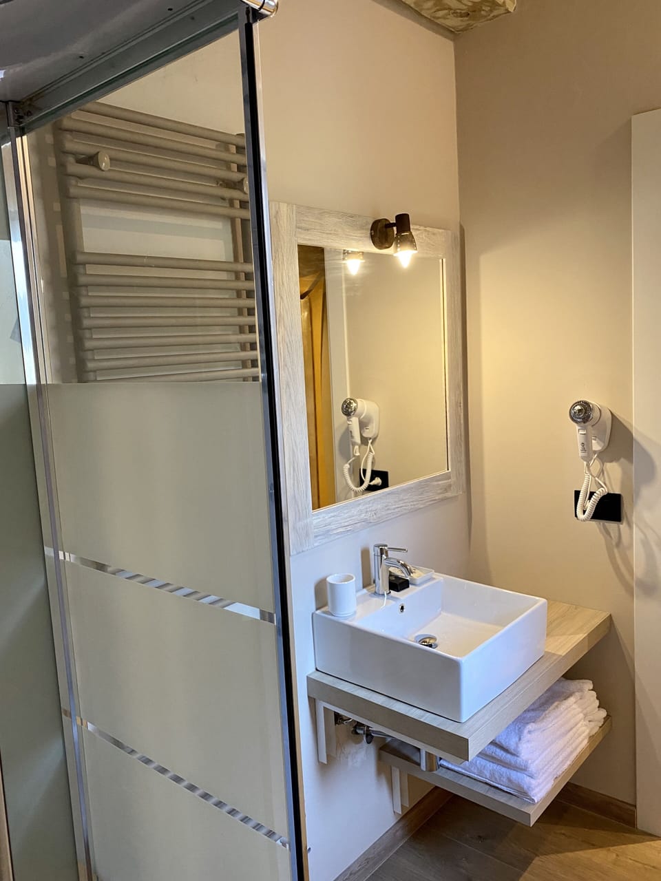 Deluxe Double Room | Bathroom sink