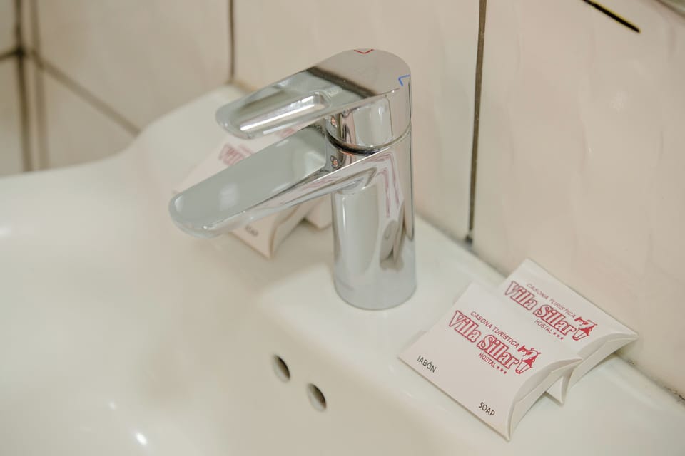 Shower, rainfall showerhead, free toiletries, hair dryer