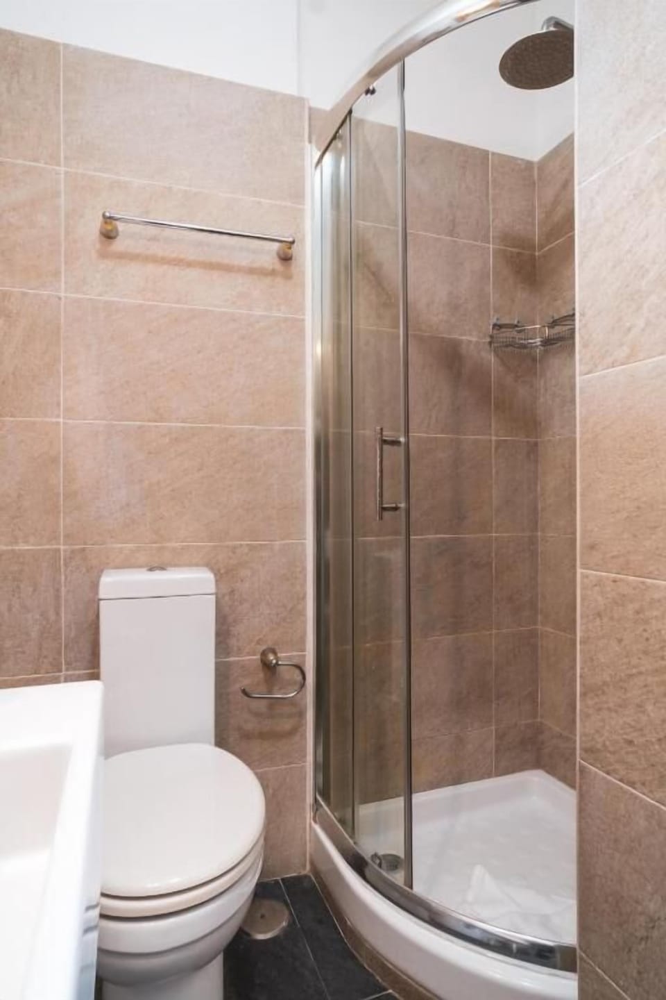 Basic Double Room | Bathroom | Rainfall showerhead, hair dryer, bidet, towels