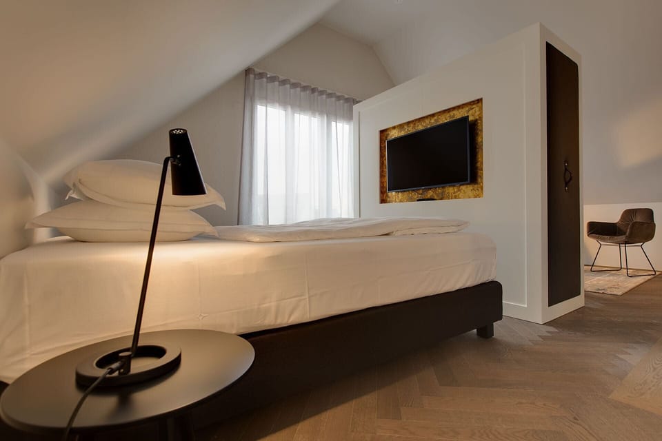 Junior Suite | In-room safe, desk, laptop workspace, blackout drapes