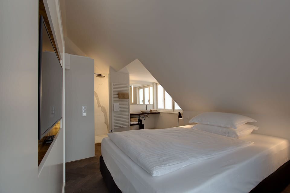 Junior Suite | Bathroom amenities | Free toiletries, hair dryer, bathrobes, slippers